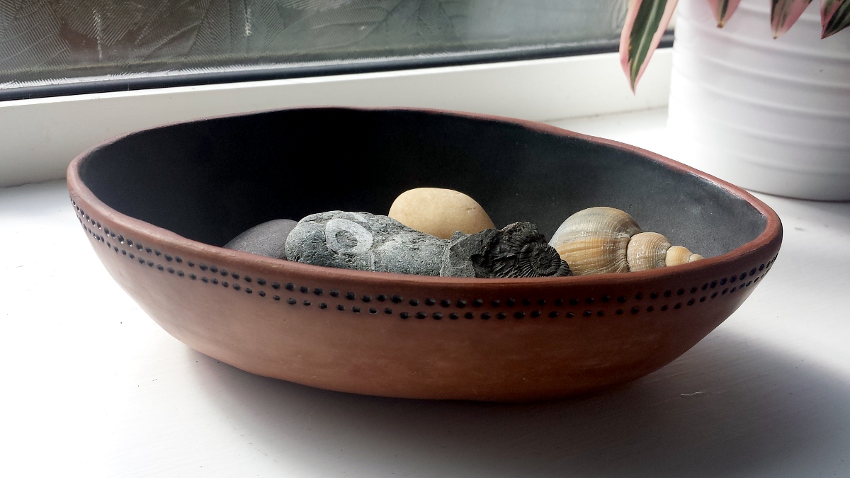 shallow-oval-bowl-with-shells